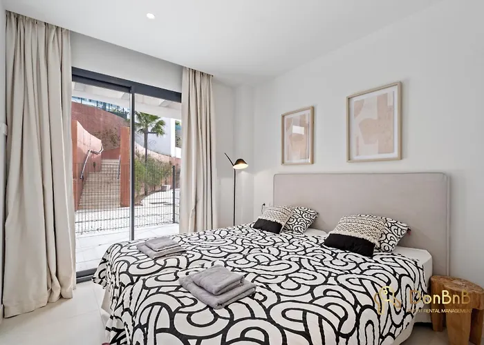 Apartment In Higueron West With Garden